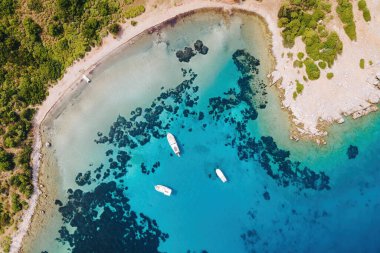 Ege kıyısı boyunca kristal su gölü ve yatlar. Türk Riviera Doğa Manzarası