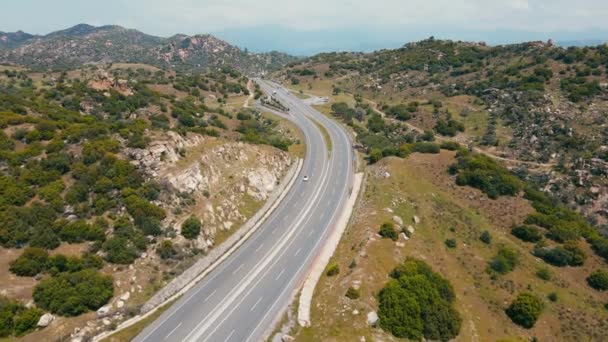 穿越高山的沥青绕行公路 路通往地平线的背山 空中景观 — 图库视频影像