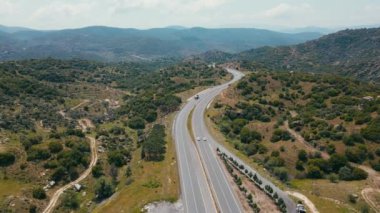 Otoyol araçları manzaralı dağ manzarası, hava manzarası