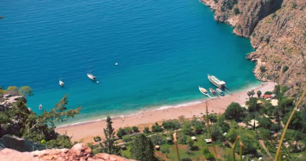 蝶の谷のターコイズブルーの水 フェティヤの白い砂浜のボートトルコ — ストック動画