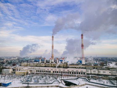 Fabrika bacalarından çıkan dumandan kaynaklanan hava kirliliği.