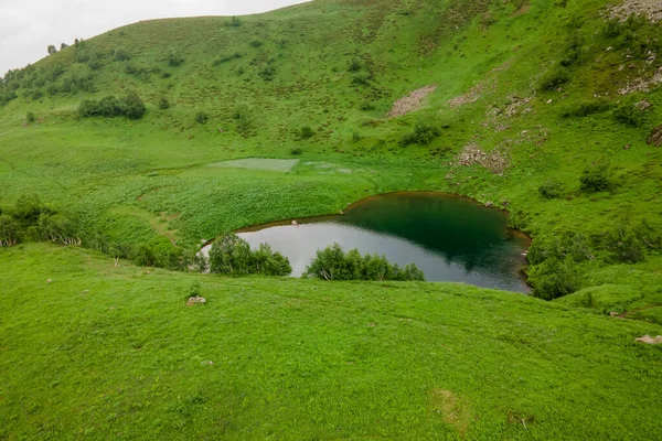 Lac Montagne Forme Coeur Dans Les Hautes Terres Verdoyantes Amour — Photo