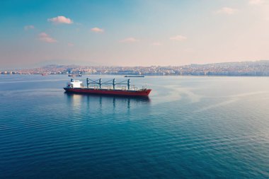 Yükleme için bekleyen kargo gemisi limanın yakınındaki demirde kalıyor. Hava görüntüsü
