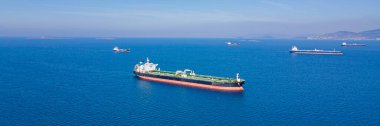 Ham petrol tankerlerinin ihracatı veya ithalatı için ham petrolün lojistiği, havadan geniş açı