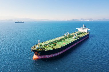 Uluslararası lojistik ham petrol, ham petrol tankeri liman yakınlarında yükleniyor. Hava görüntüsü