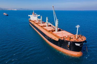 Gemideki kargo gemisi sanayi limanında yükleme için beklemede.