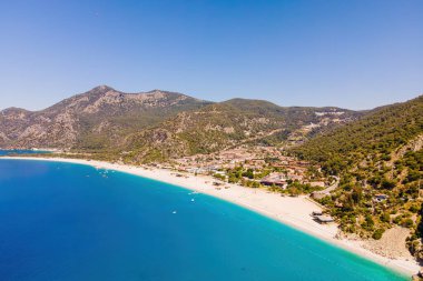 Türkiye 'nin Ege kıyılarındaki Oludeniz tatil köyünün havadan geniş açılı görüntüsü, kopyalama alanı