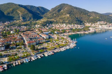 Yat marinası ve Ege Denizi 'nin Fethiye kenti, Türkiye