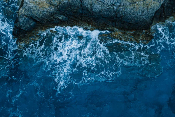 Mořské Skalnaté Útesy Pobřeží Modrými Vlnami Pěnou Havárie Pobřeží Shora — Stock fotografie