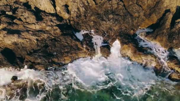 Oceaan Golven Rotsachtige Riffen Kliffen Drone Antenne Schot — Stockvideo