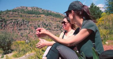 Türkiye 'de yürüyüş parkurunda yürürken kadın arkadaşlar konuşuyor