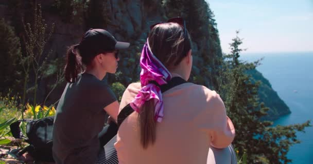 トルコのリュキア人のハイキングコースを歩きながら 休憩や会話をする女性 — ストック動画