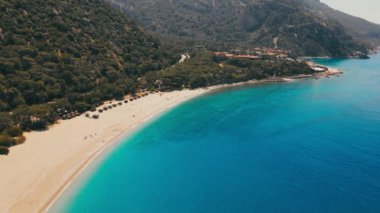 Türkiye 'nin deniz kıyısındaki boş plaj. Akdeniz 'de kumsal ve berrak turkuaz sular.