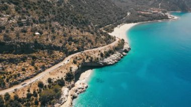 Türkiye 'de Ege Dağı boyunca uzanan muhteşem kıyı yolunun havadan görünüşü
