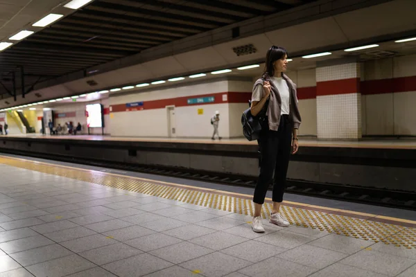 Jonge Vrouw Wachtend Metro Trein Ondergrondse — Stockfoto
