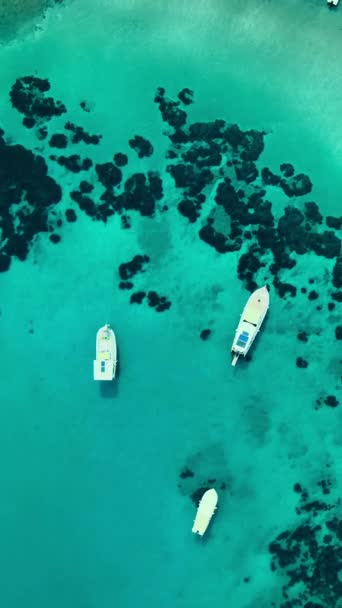 土耳其波鼓市爱琴海的水晶水海泻湖和游艇自上而下的景象 垂直射击 — 图库视频影像