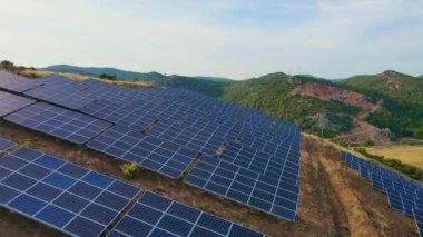 Sunset 'teki Güneş enerjisi istasyonunun hava görüntüsü. Manzara elektriksel güç ekolojisi yenilikçi doğa ortamı