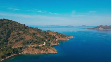 Türkiye 'deki Ege kıyı şeridinin kıvrımlı kıyı yolu manzarası