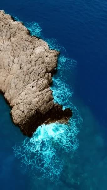Felsige Klippen Der Ägäis Küste Drohnen Luftaufnahme Von Wellen Die — Stockvideo