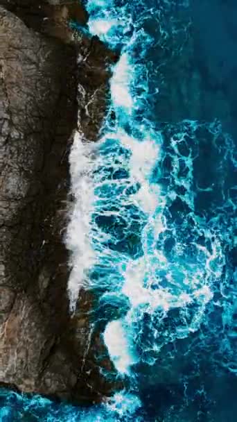 爱琴海海岸悬崖 无人驾驶飞机俯瞰海浪冲撞岩石 垂直射击 — 图库视频影像