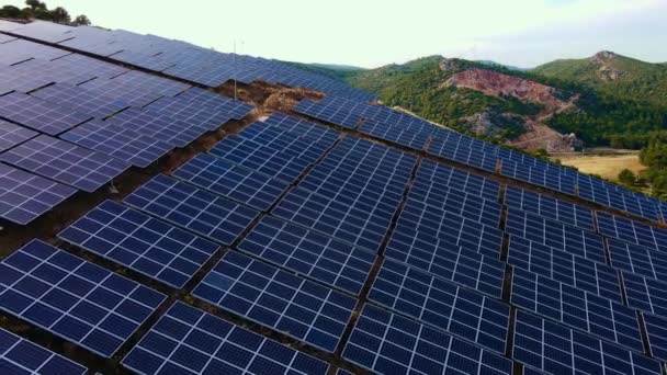Granja Solar Con Paneles Fotovoltaicos Convirtiendo Energía Solar Electricidad Para — Vídeos de Stock