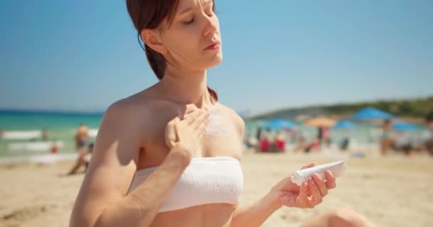 Mujer Aplicar Crema Solar Playa Pública Aplicación Crema Solar Piel — Vídeo de stock