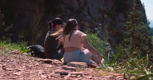 女性のカップルは トルコのトレイルをハイキングするリキアの方法を散歩中に休憩します — ストック動画