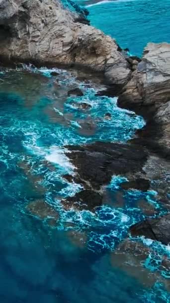 Felsiges Riff Der Küste Der Ägäis Vertikale Luftaufnahme — Stockvideo