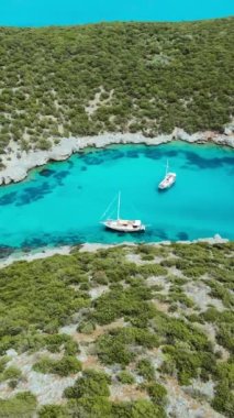 Bodrum Türkiye 'de yelkenli yatları olan güzel bir göl. Hava dikey görünümü