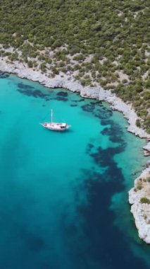 Akvaryum koyu Bodrum 'da lüks yatlar, yelkenliler, berrak kristal su gölleri. Havadan dikey çekim