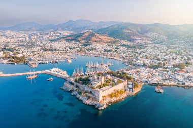 Türkiye 'nin tatil beldesi Bodrum' daki Bodrum antik şatosunun hava manzarası gün doğumunda