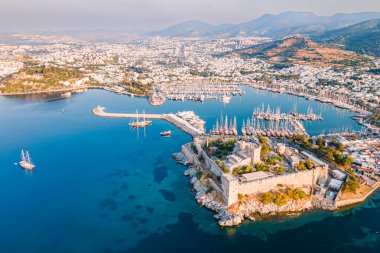 Bodrum antik kalesi, gün doğumunda Bodrum marinası, hava manzaralı.