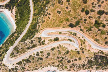 Ege kıyısı boyunca rüzgarlı yol, yukarıdan aşağıya doğru hava manzaralı.