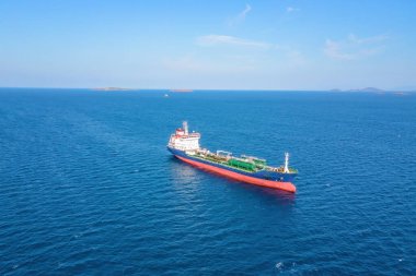 Petrol kimyasal tankerlerinin hava aracı görüntüsü petrol kimya tesisi limanında demirli.