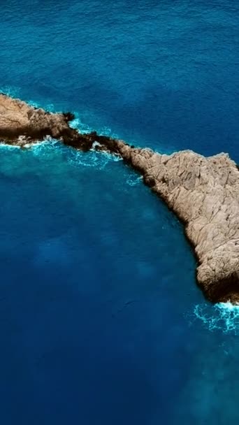 Rotsachtige Rif Kustlijn Van Egeïsche Zee Kust Vanuit Lucht Uitzicht — Stockvideo