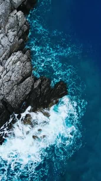 爱琴海海岸悬崖 无人驾驶飞机俯瞰海浪冲撞岩石 纵向社交媒体 — 图库视频影像