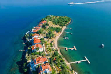 Ege Denizi 'ndeki özel bir adada deniz kıyısındaki villalar lüks tatil için, hava manzaralı.