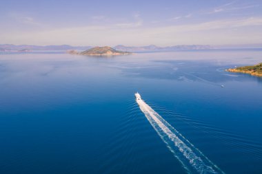 Sürat teknesi Ege Denizi 'ndeki adaya gidiyor. Hava görünümü