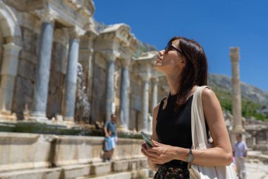 Kadın turist antik Roma 'nın mirası Sagalassos' un kalıntılarını araştırıyor.