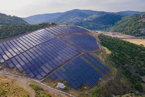 Ökologie Sonnenkollektoren Den Feldern Grüne Energie Bei Sonnenuntergang Luftaufnahme lizenzfreie Stockbilder