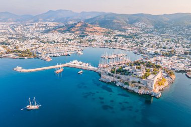 Türkiye 'nin Ege kıyısındaki Bodrum kasabasındaki antik şatonun havadan görünüşü