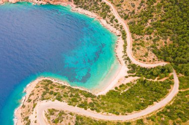 Hava bulutlu ve havadan çekilmiş manzaralı dolambaçlı kıyı manzarası.