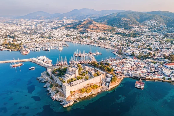 Türkiye 'deki Bodrum ilçe tatil köyleri gün doğumunda. Hava görüntüsü