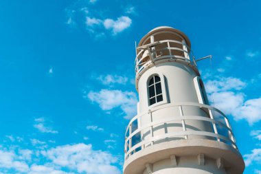 Açık mavi gökyüzüne karşı deniz feneri, alçak açı