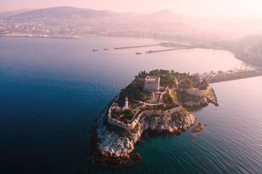 Türkiye 'nin Ege kıyısındaki Kusadasi' de Korsan şatosu olan Güvercin Adası