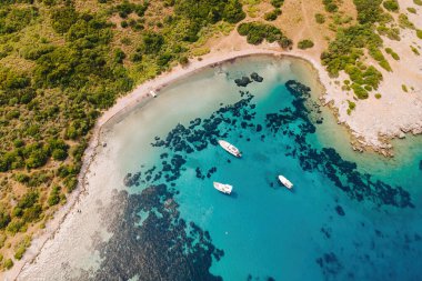 Akvaryum koyu Bodrum 'da lüks yatlar, yelkenliler, berrak kristal su gölleri. Hava görüntüsü