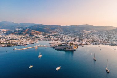 Ege kıyısındaki Bodrum kasabasının havadan görünüşü marina ve antik şatosu ile