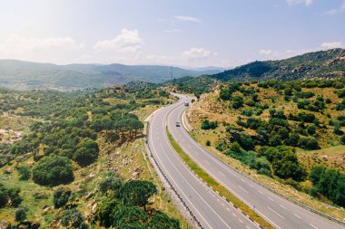 Dağ ve tepeler arasında uzanan otoban üzerindeki hava manzarası