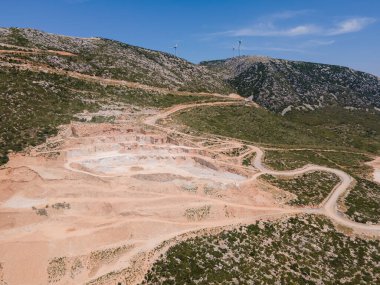 Mermer ocağındaki açık mermer madeninin geniş açılı görüntüsü, hava manzaralı.
