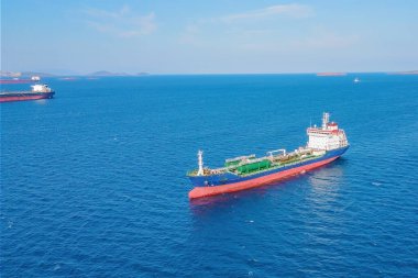 Petrol kimyasal tankerlerinin hava insansız hava aracı atışı, petrol kimya tesisi limanına demir attı.